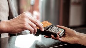 Guvernul vrea combaterea evaziunilor fiscale! Plățile în numerar ar urma să fie restricționate în magazinele cash&carry